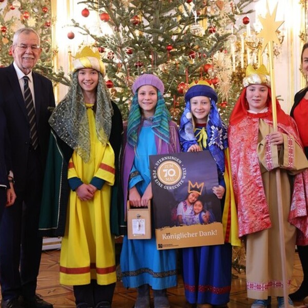 Sternsingerinnen aus Ottensheim beim Bundespräsidenten Alexander Van der Bellen und seiner Ehefrau Doris Schmidauer
