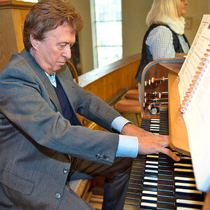 Kons. August Walchetseder an 'seiner' Orgel / Foto: Franz Kaufmann Riedberger Erntedankfest 2016