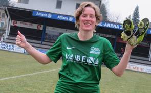 Sr. Elisabeth Siegl bei ihrer Leidenschaft: Fußball 