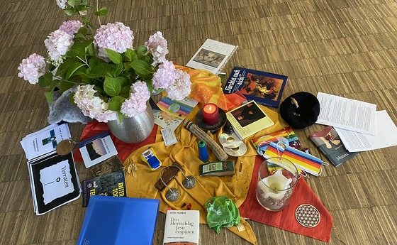 Mitgebrachte Symbole bilden die Mitte