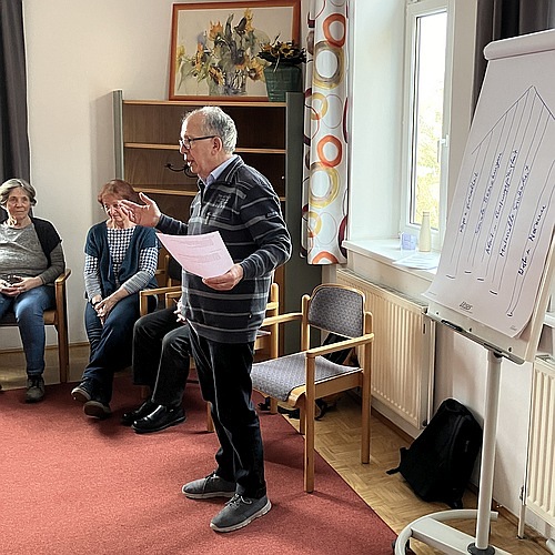 Referent Rolf Sauer beim 'Nachmittag für uns'