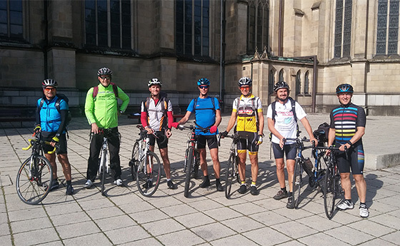 Die Gruppe startete mit Gästen am Domplatz vor dem Linzer Mariendom.