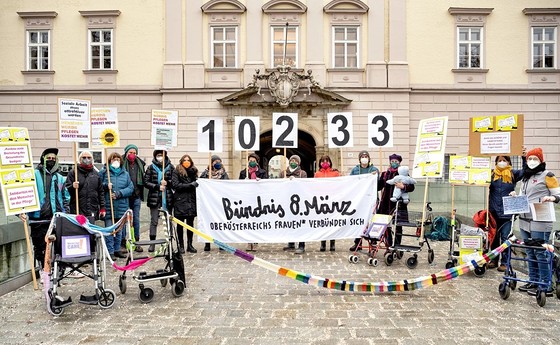 Ergebnispräsentation Offener Brief vor dem Landhaus in Linz