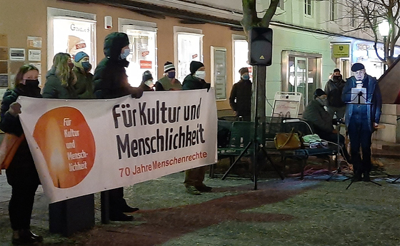  Lichterkette für Kultur und Menschlichkeit am Stadtplatz – Franz Froschauer trug eine Rede von Thomas Baum vor